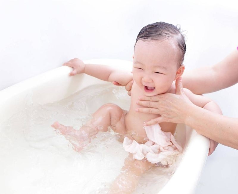 Bố mẹ lưu ý tắm cho bé bằng cây sài đất phải đúng quy trình