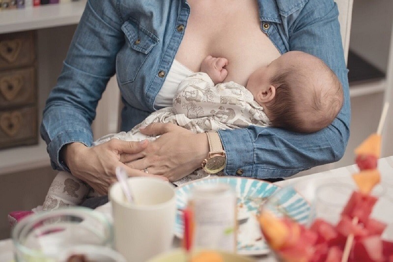 Chị em nên cho bé bú thường xuyên để hạn chế tắc tia sữa