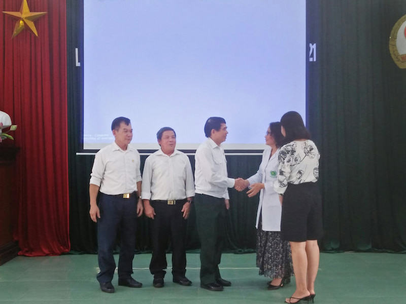 Quân Dân 102 trao tặng phần quà cho tất cả các cán bộ, hội viên Hội Cựu chiến binh thị xã Mỹ Hào, tỉnh Hưng