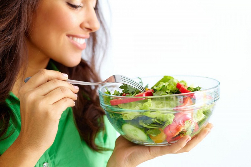 Người bệnh nên ăn kèm rau xanh với mì tôm để cân bằng lượng đường huyết sau khi ăn