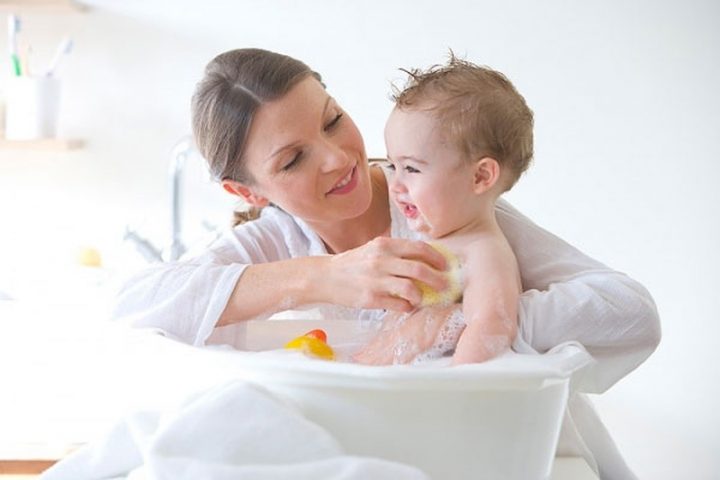Trẻ bị ho sổ mũi có nên tắm không là vấn đề mà rất nhiều bậc cha mẹ quan tâm