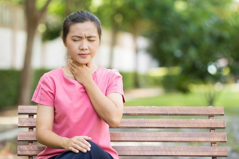 Ho khan ngứa cổ là một trong những biểu hiện kích ứng hệ hô hấp thường gặp