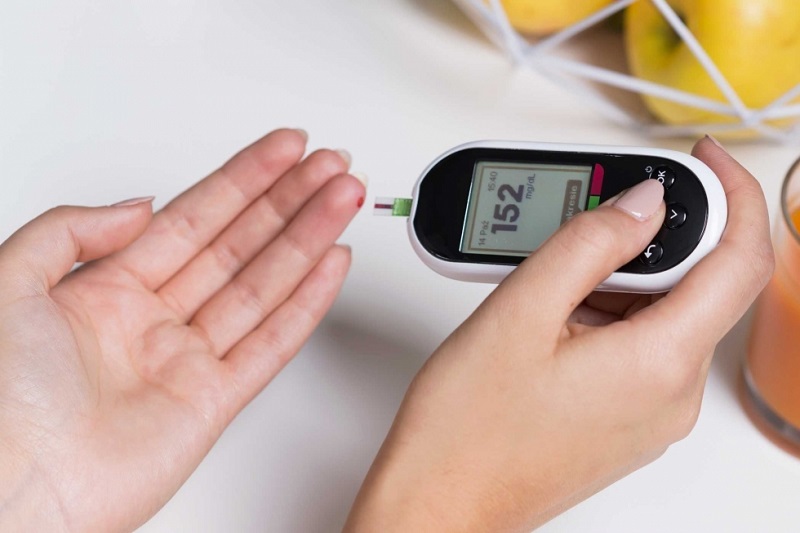Sau khi ăn na, người bệnh cần kiểm tra chỉ số đường huyết để đảm bảo an toàn