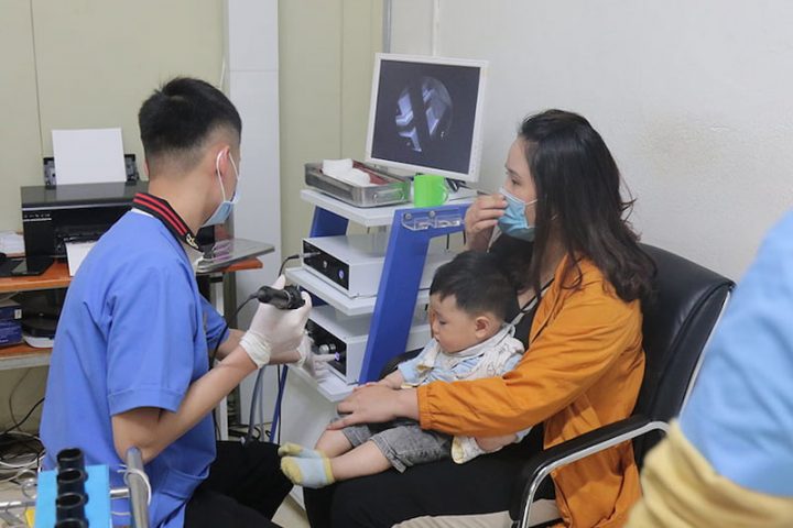 Các bác sĩ Đông y Việt Nam sẽ trực tiếp thăm khám cho trẻ nhỏ và trao đổi với phụ huynh cụ thể