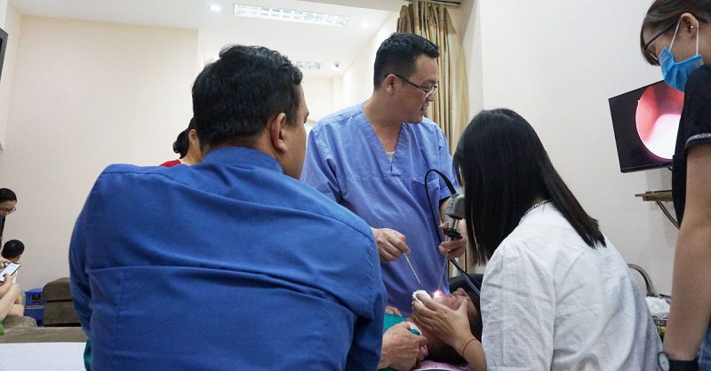 Bác sĩ Đào Đình Thi đang nội soi cho bệnh nhân tại phòng khám riêng