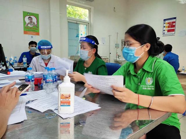 Quân Dân 102 hỗ trợ hết sức đẩy nhanh công tác tiêm chủng tại Phú Đô