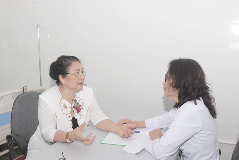 Nghệ sĩ Kim Xuyến thăm khám cùng bác sĩ Lê Phương