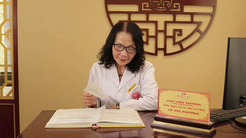 Bác sĩ Lê Phương nghiên cứu Ngự dược nhật ký