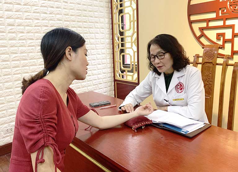Bác sĩ Lê Phương thăm khám cho bệnh nhân.