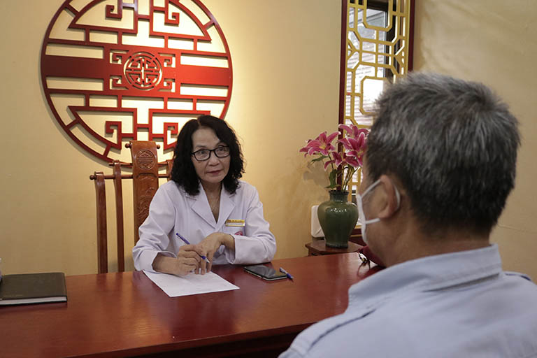 Đến Nhất Nam Y Viện, chú Thành được bác sĩ Lê Phương thăm khám trực tiếp