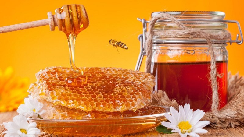Mật ong là nguyên liệu tự nhiên có chứa rất nhiều vitamin và khoáng chất tốt cho người viêm họng