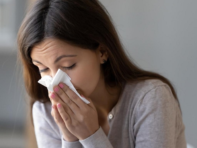 Người bệnh bị nhiễm trùng xoang sẽ tiết nhiều dịch mũi